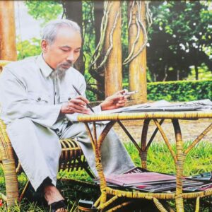 Tranh bác hồ nghồi ghế mây làm việc SN33