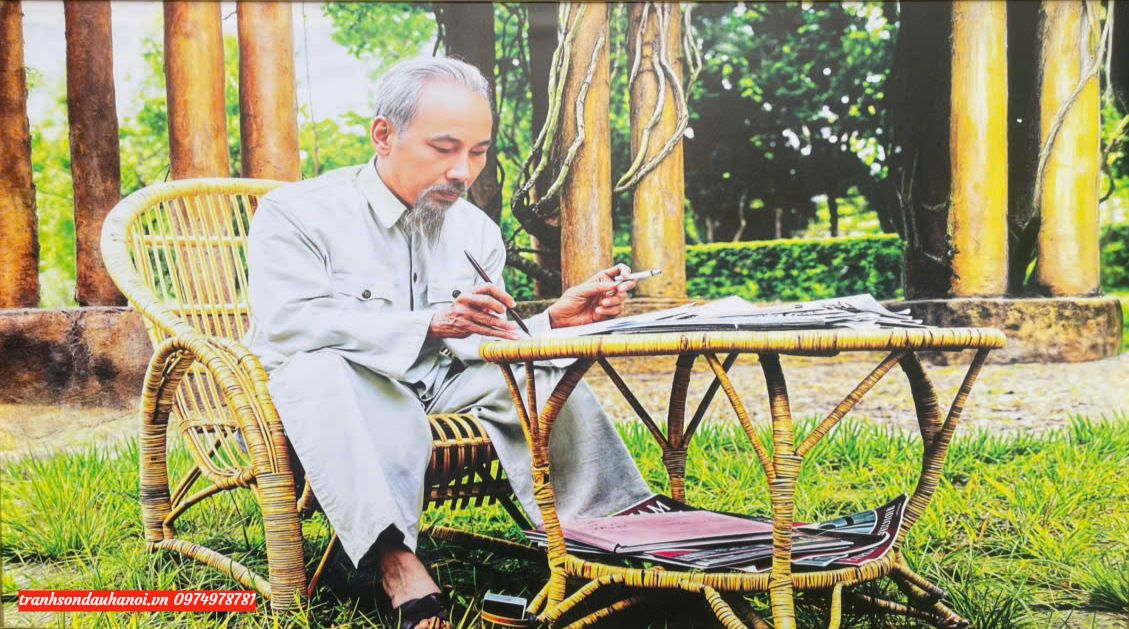 Tranh bác hồ nghồi ghế mây làm việc SN33